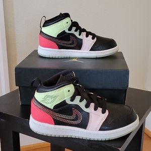 Jordan 1 mid SE glow in the dark soles